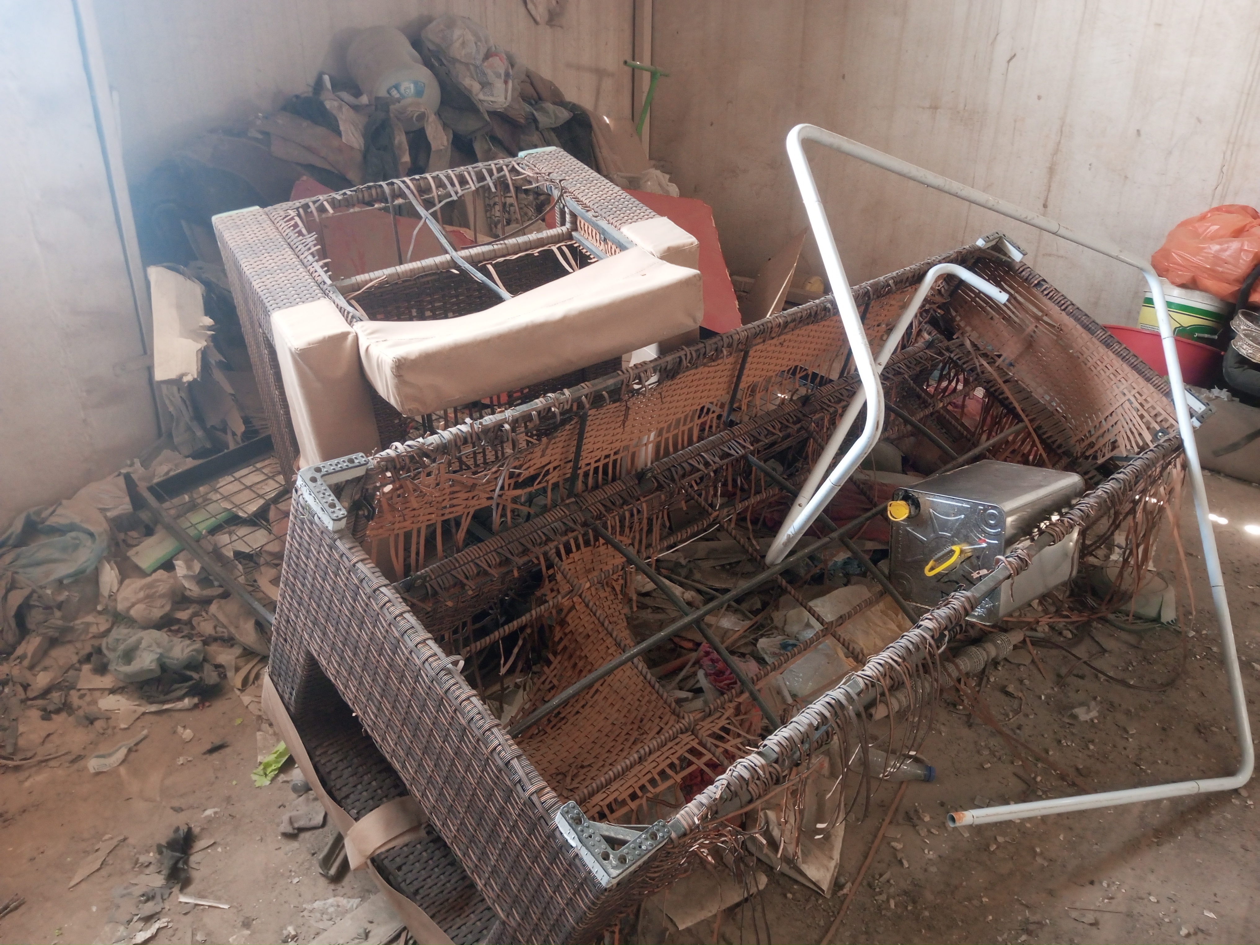 دينا  تشيل اثاث قديم بالرياض 0534375367 تتخلص منه