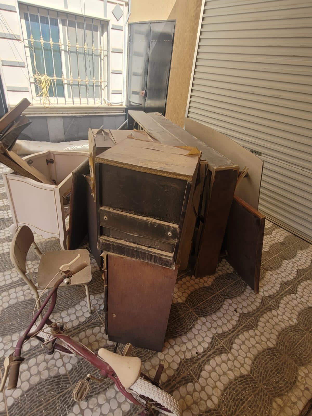 التخلص من الاثاث القديم بالرياض 0558536273 ياخذون الكنب القديم