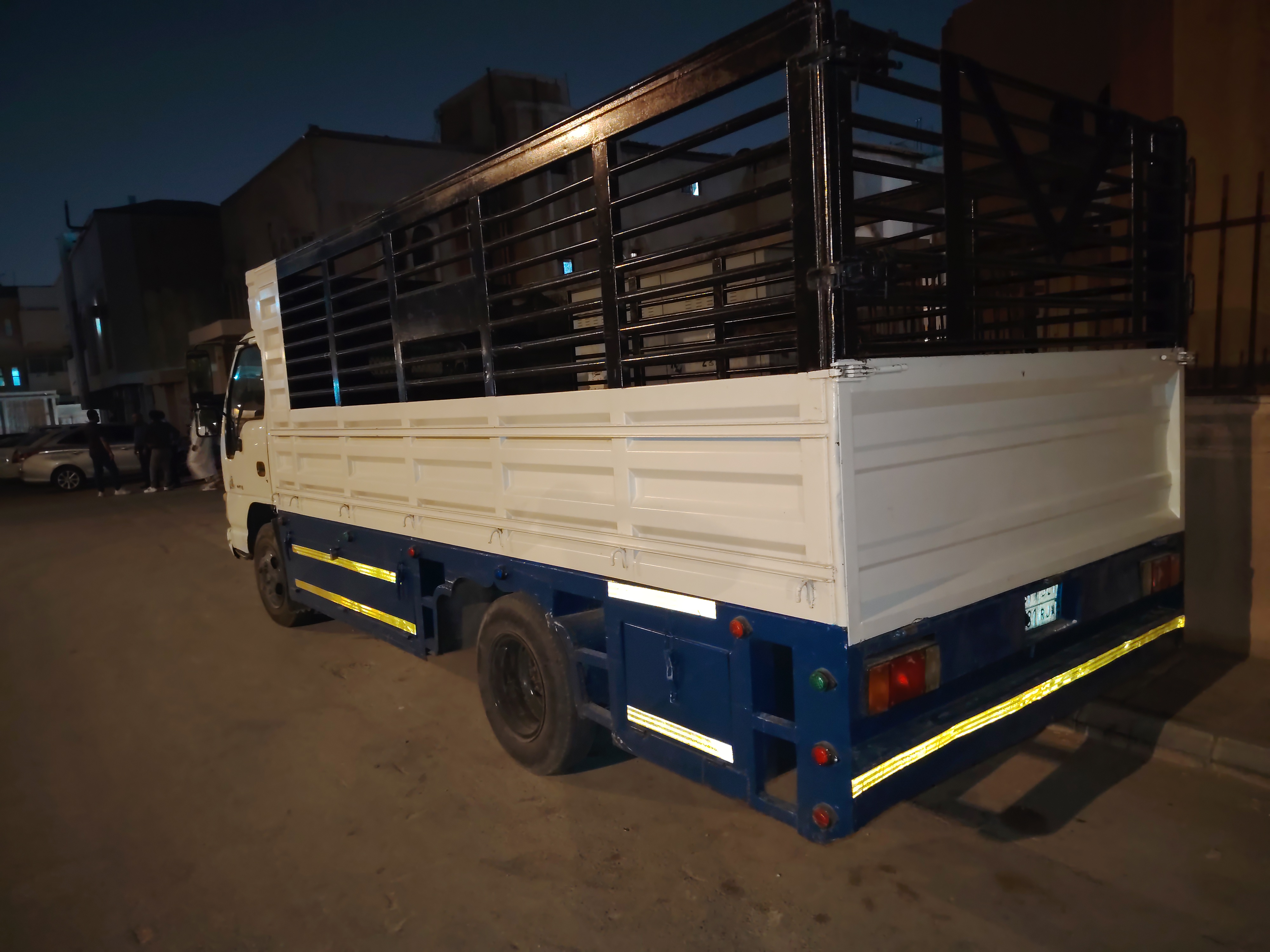 اتخلص من اثاث قديم تالف بالرياض 0534375367